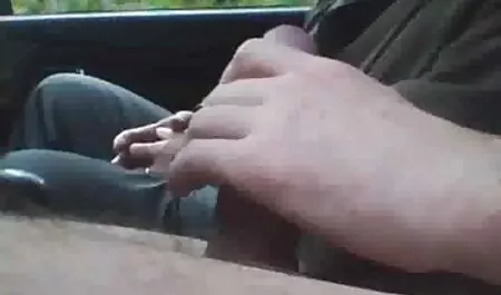 П'яна дівчина знімає з себе одяг перед чоловіком перед створенням цілей і створює купу сміття порно фільми на руском